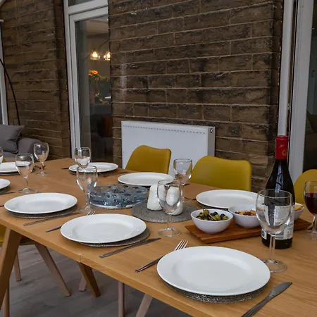 Detached Luxury 6 Beds, Super Wi-Fi, Easy Parking And Hot-Tub Villa Baildon Exterior photo