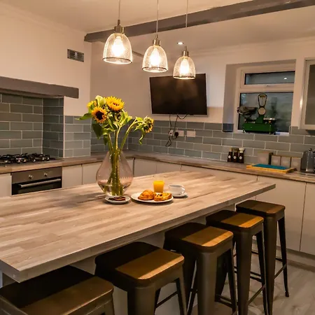 Detached Luxury 6 Beds, Super Wi-Fi, Easy Parking And Hot-Tub Villa Baildon Exterior photo