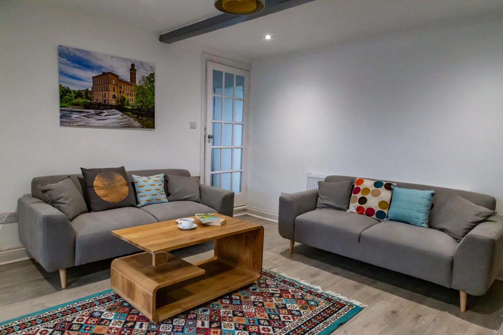 Detached Luxury 6 Beds, Super Wi-fi, Easy Parking And Hot-tub
