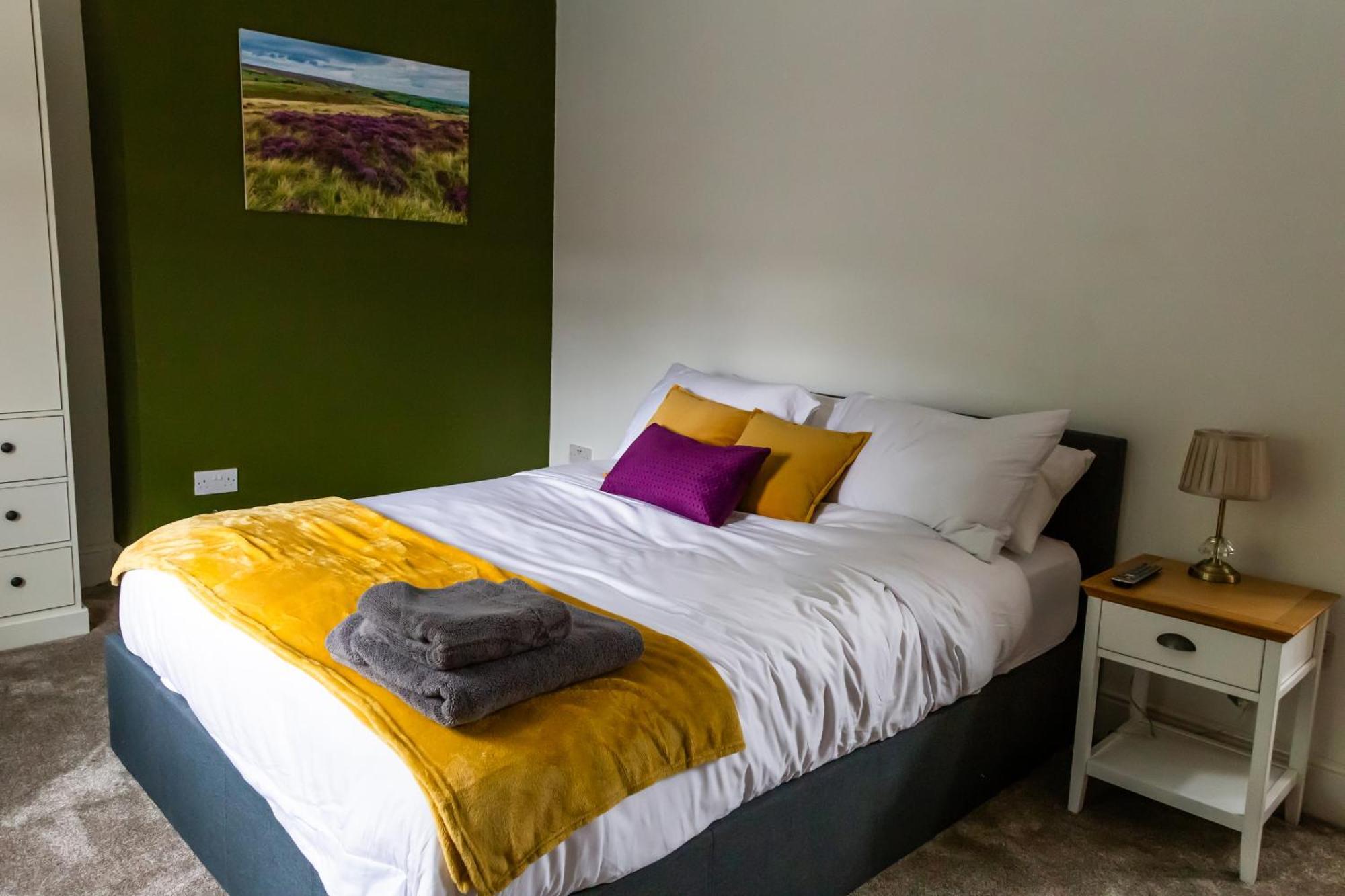 Casa de Férias Detached Luxury 6 Beds, Super Wi-fi, Easy Parking And Hot-tub Baildon
