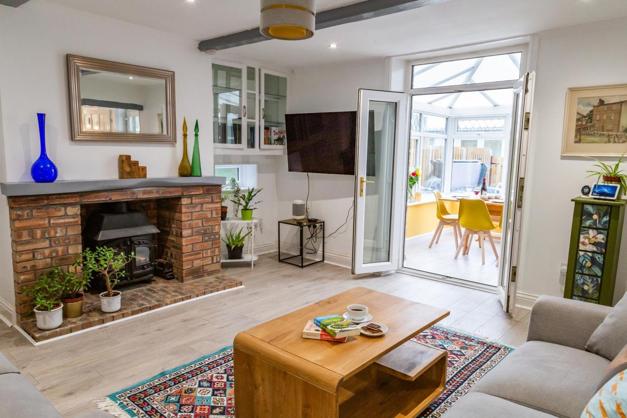Casa de Férias Detached Luxury 6 Beds, Super Wi-fi, Easy Parking And Hot-tub Baildon