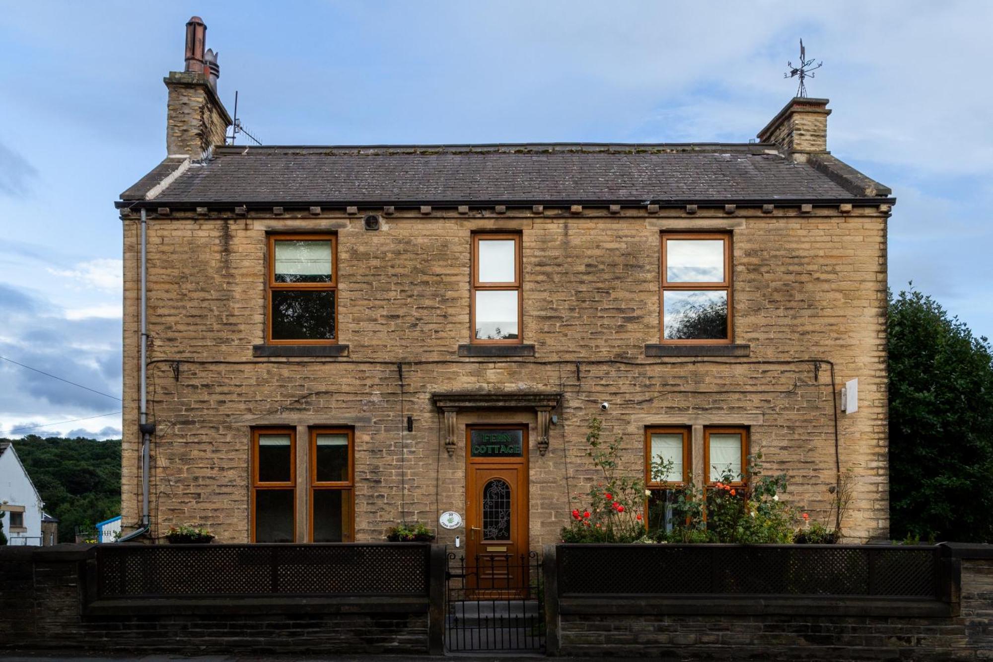Detached Luxury 6 Beds, Super Wi-fi, Easy Parking And Hot-tub Casa de Férias Baildon