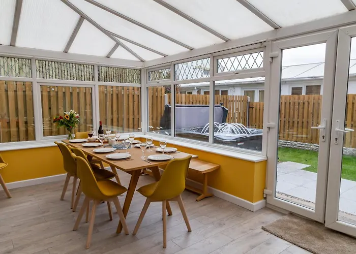 Detached Luxury 6 Beds, Super Wi-Fi, Easy Parking And Hot-Tub