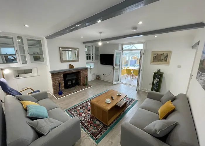 Detached Luxury 6 Beds, Super Wi-Fi, Easy Parking And Hot-Tub