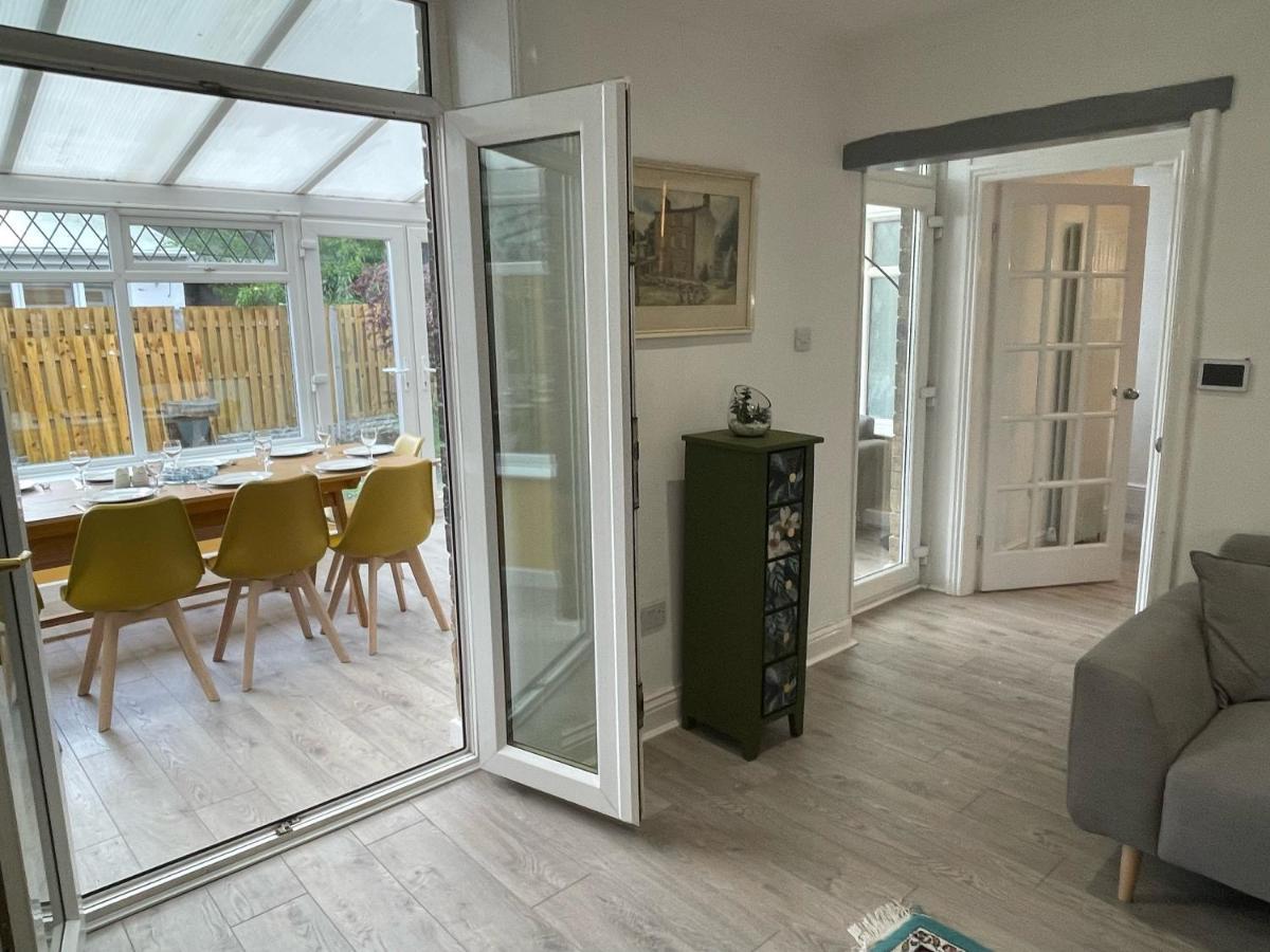 Detached Luxury 6 Beds, Super Wi-fi, Easy Parking And Hot-tub
