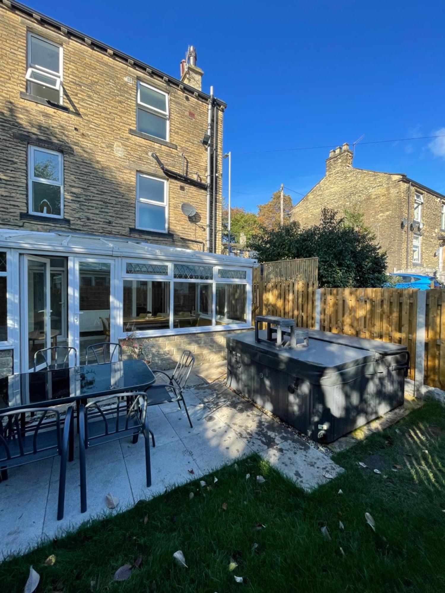 Detached Luxury 6 Beds, Super Wi-fi, Easy Parking And Hot-tub * Baildon