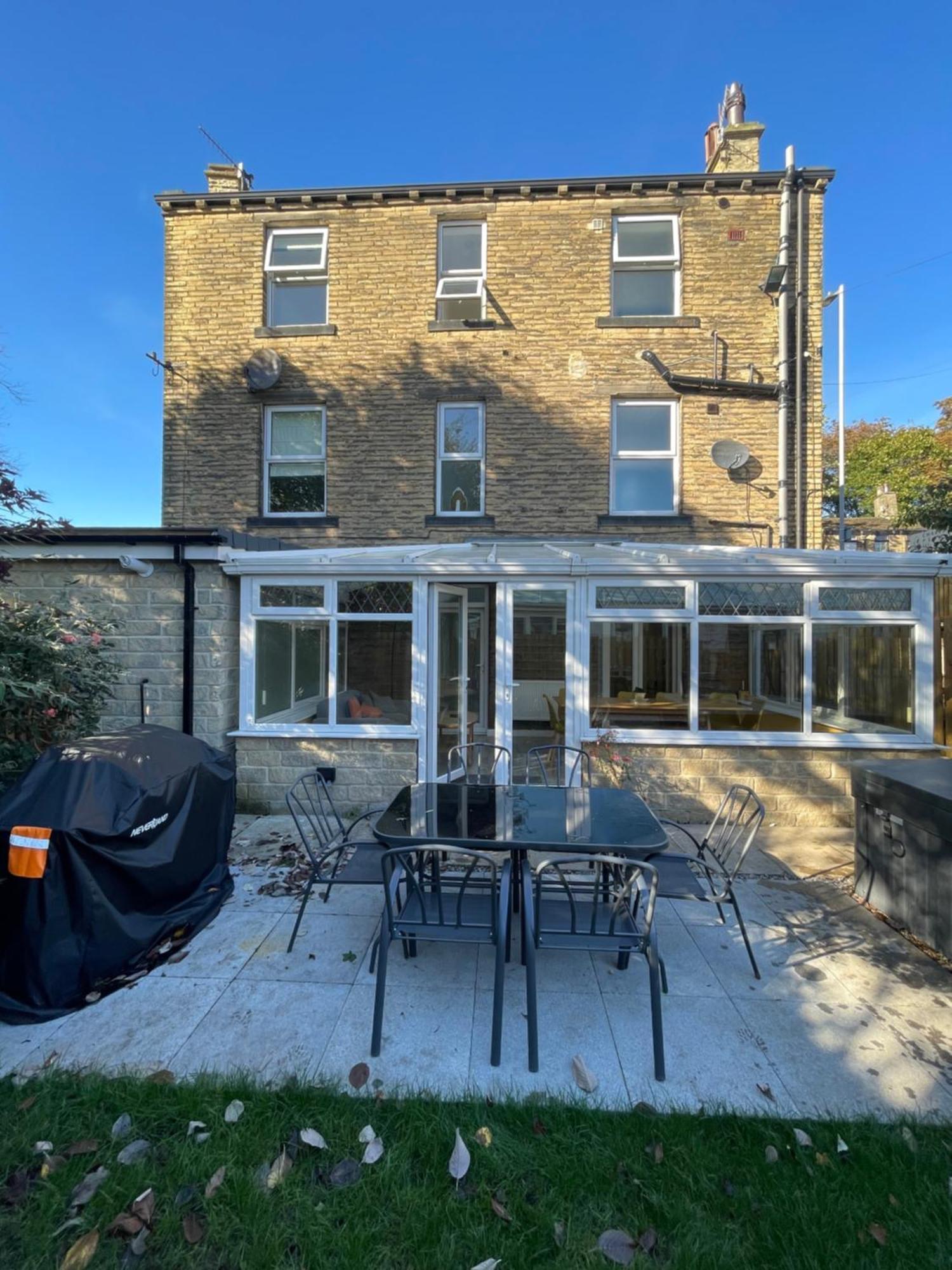 Detached Luxury 6 Beds, Super Wi-fi, Easy Parking And Hot-tub
