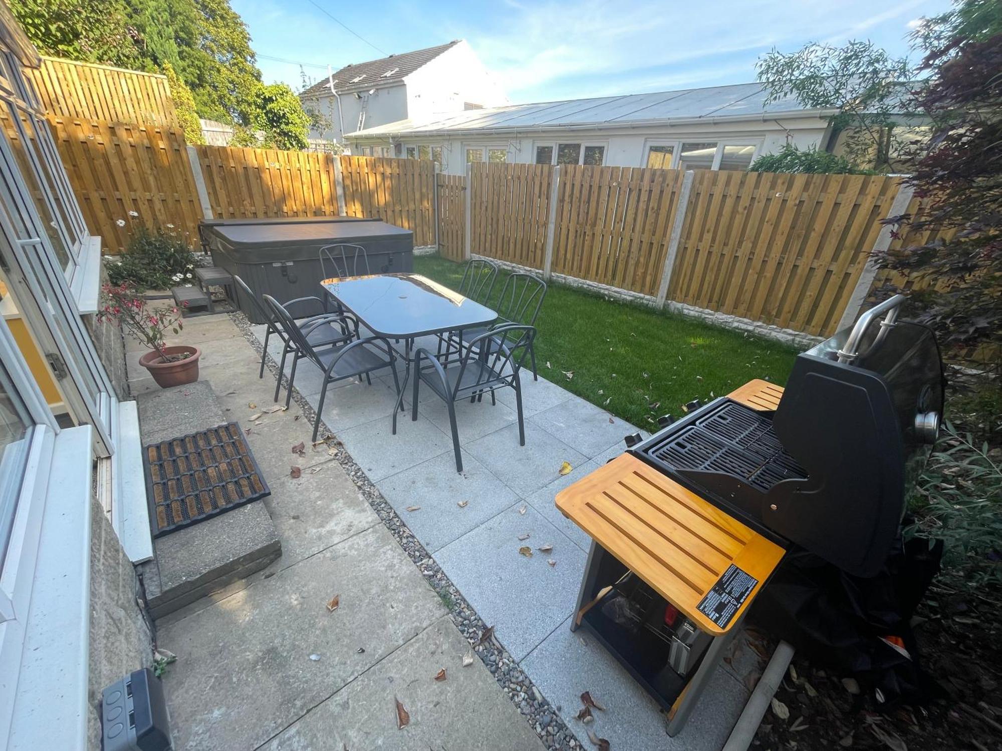 Holiday home Detached Luxury 6 Beds, Super Wi-fi, Easy Parking And Hot-tub