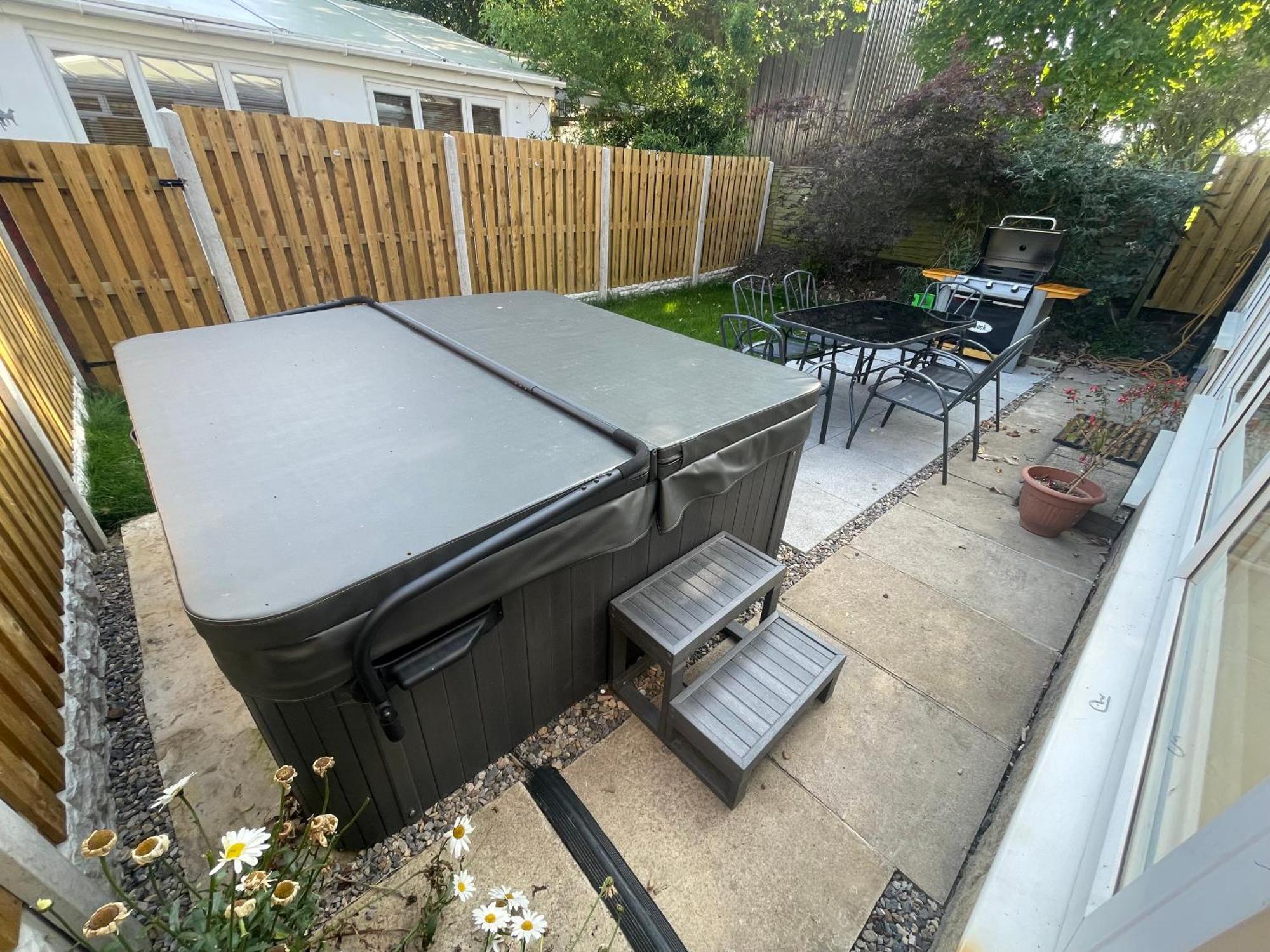 Holiday home Detached Luxury 6 Beds, Super Wi-fi, Easy Parking And Hot-tub Baildon