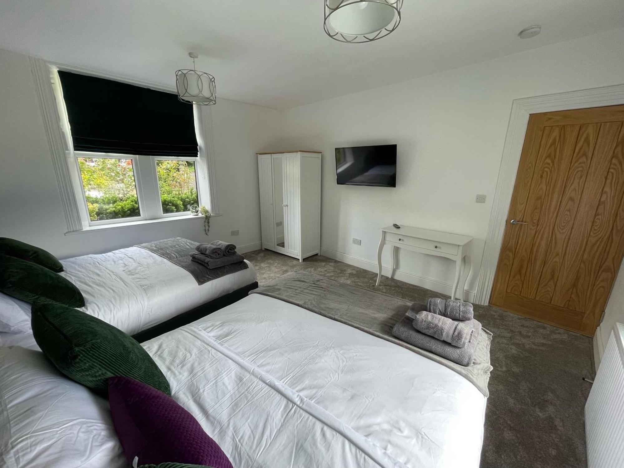 Holiday home Detached Luxury 6 Beds, Super Wi-fi, Easy Parking And Hot-tub *