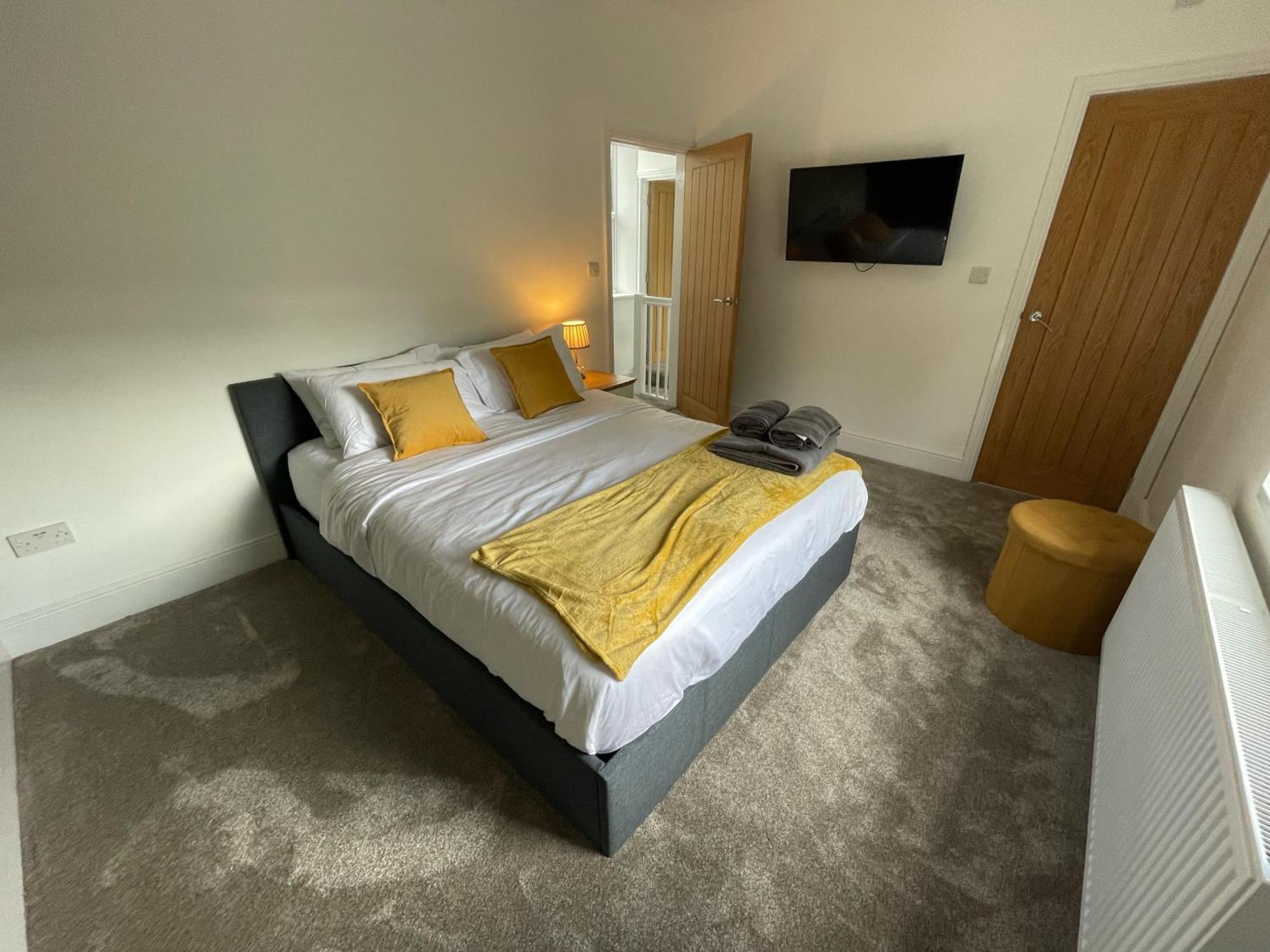 Holiday home Detached Luxury 6 Beds, Super Wi-fi, Easy Parking And Hot-tub
