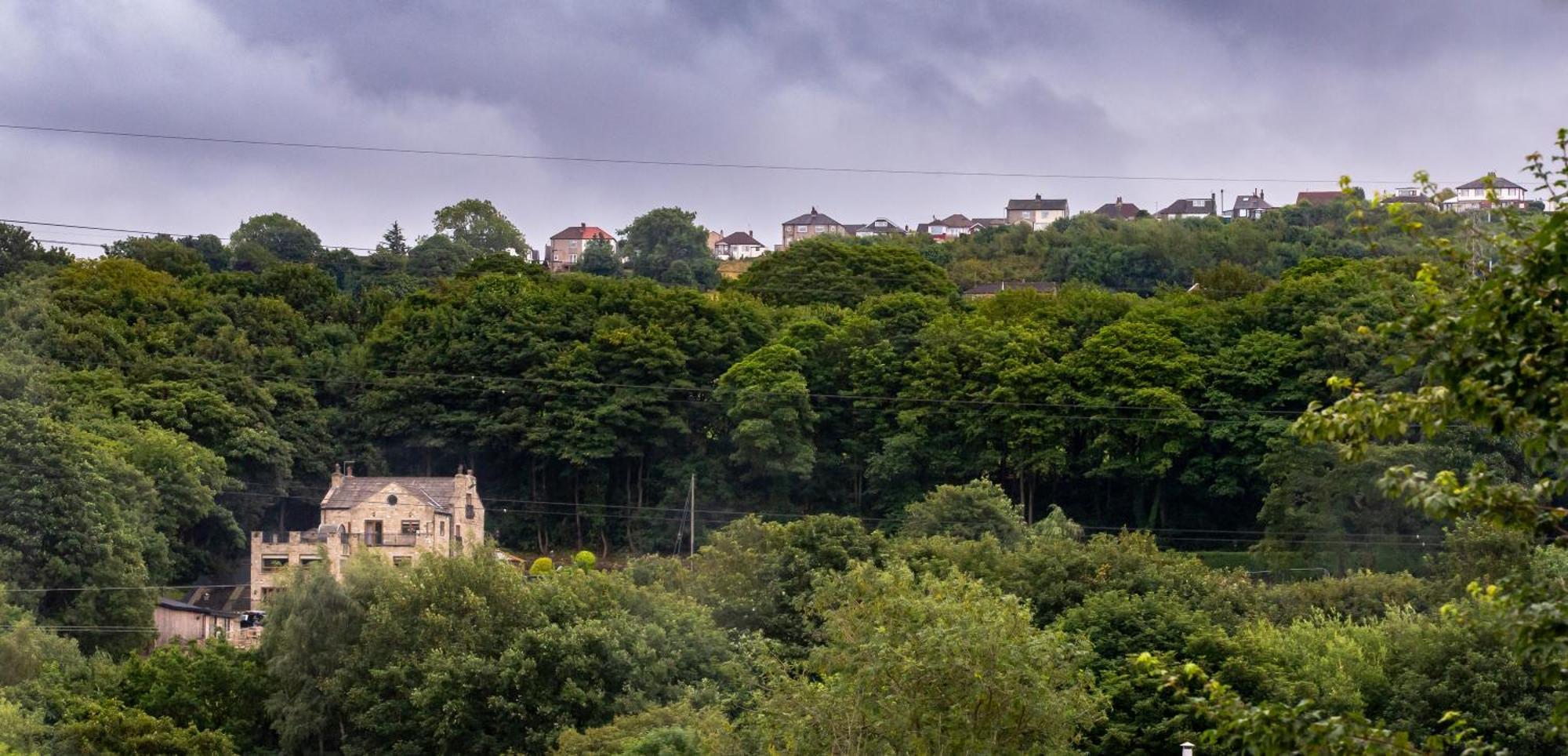 Detached Luxury 6 Beds, Super Wi-fi, Easy Parking And Hot-tub Holiday home