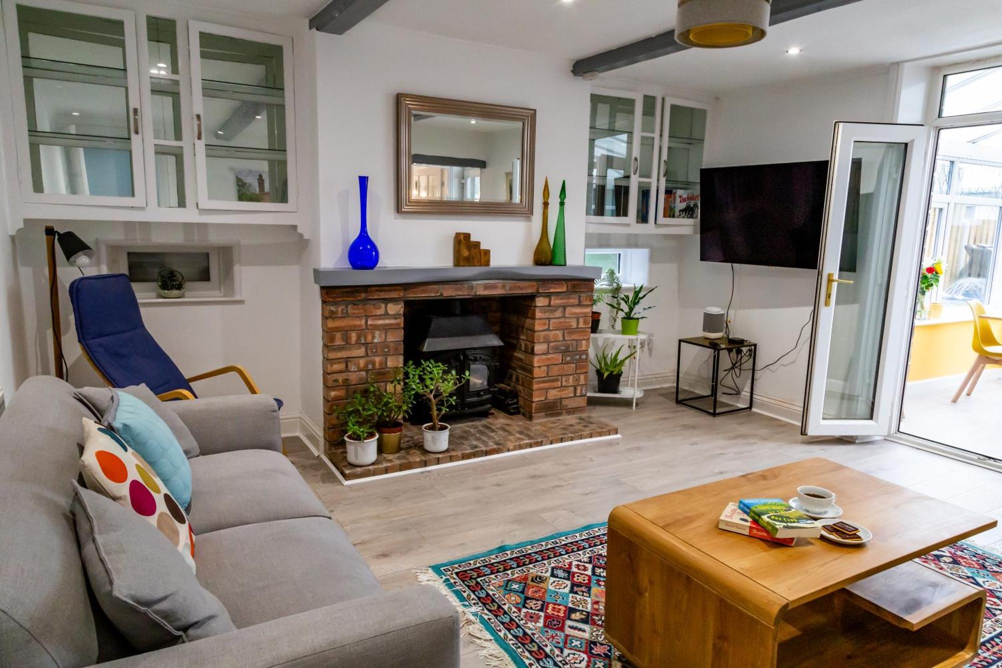 Detached Luxury 6 Beds, Super Wi-fi, Easy Parking And Hot-tub *