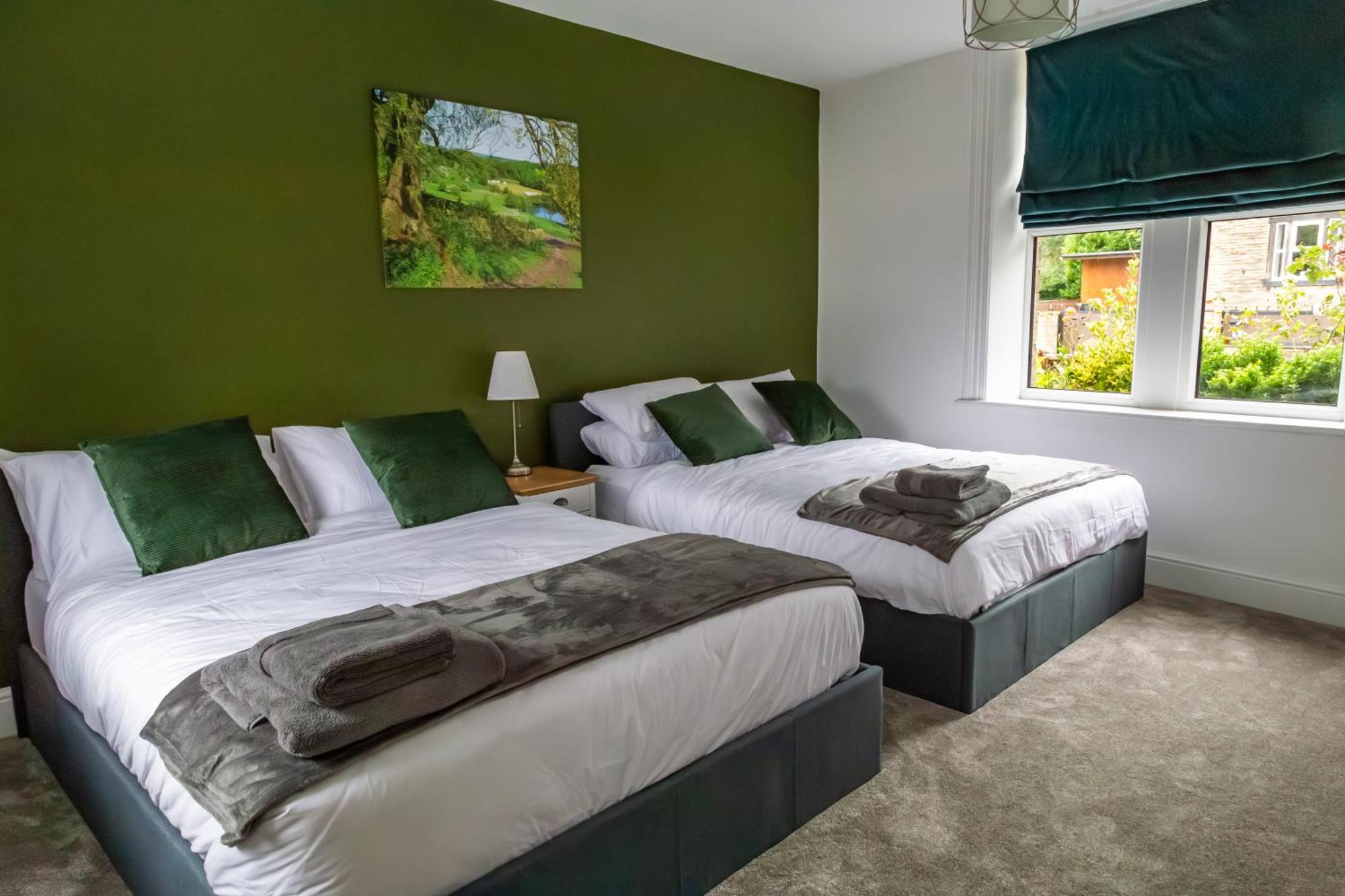 Detached Luxury 6 Beds, Super Wi-fi, Easy Parking And Hot-tub Baildon