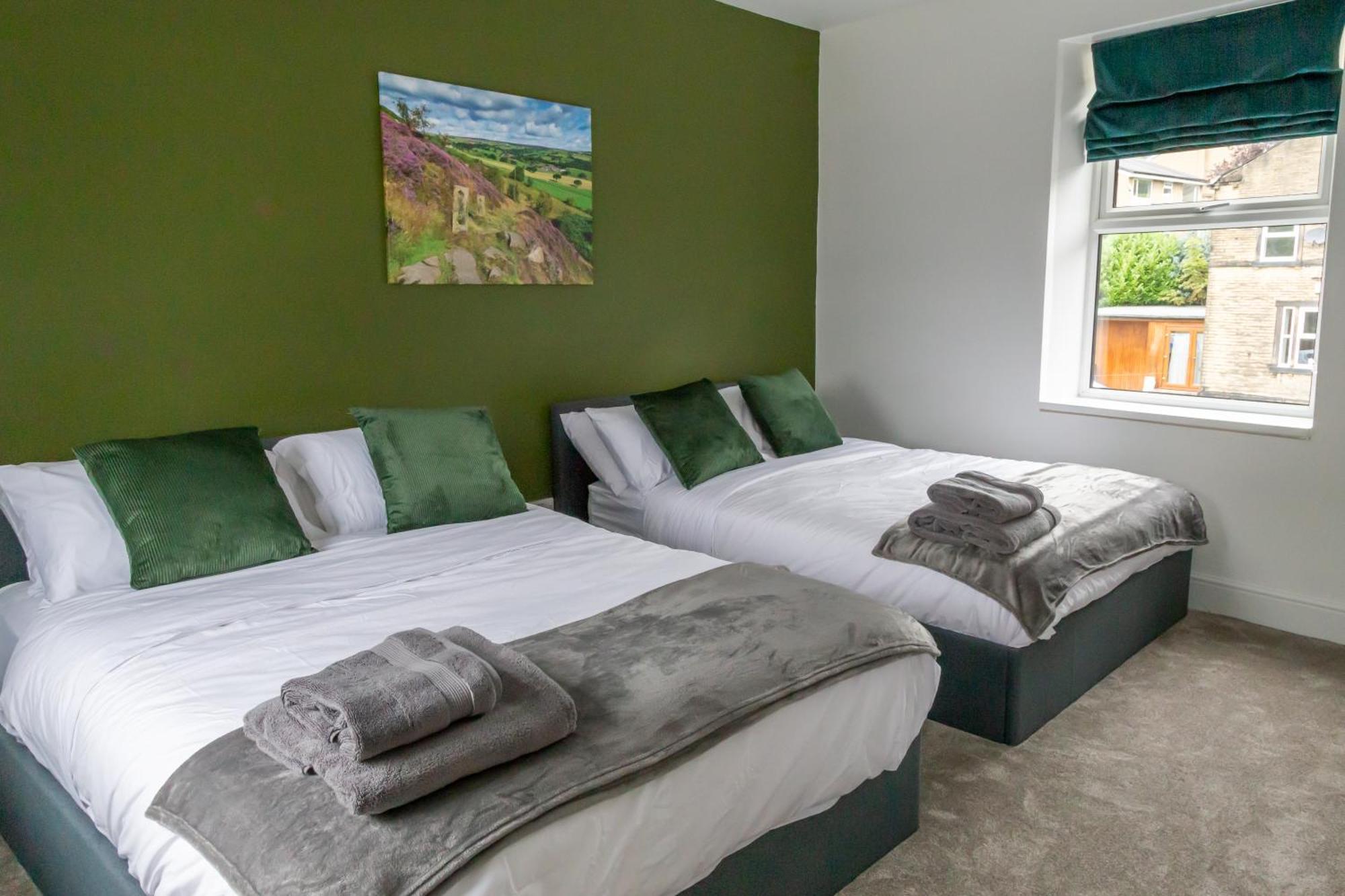 Detached Luxury 6 Beds, Super Wi-fi, Easy Parking And Hot-tub *