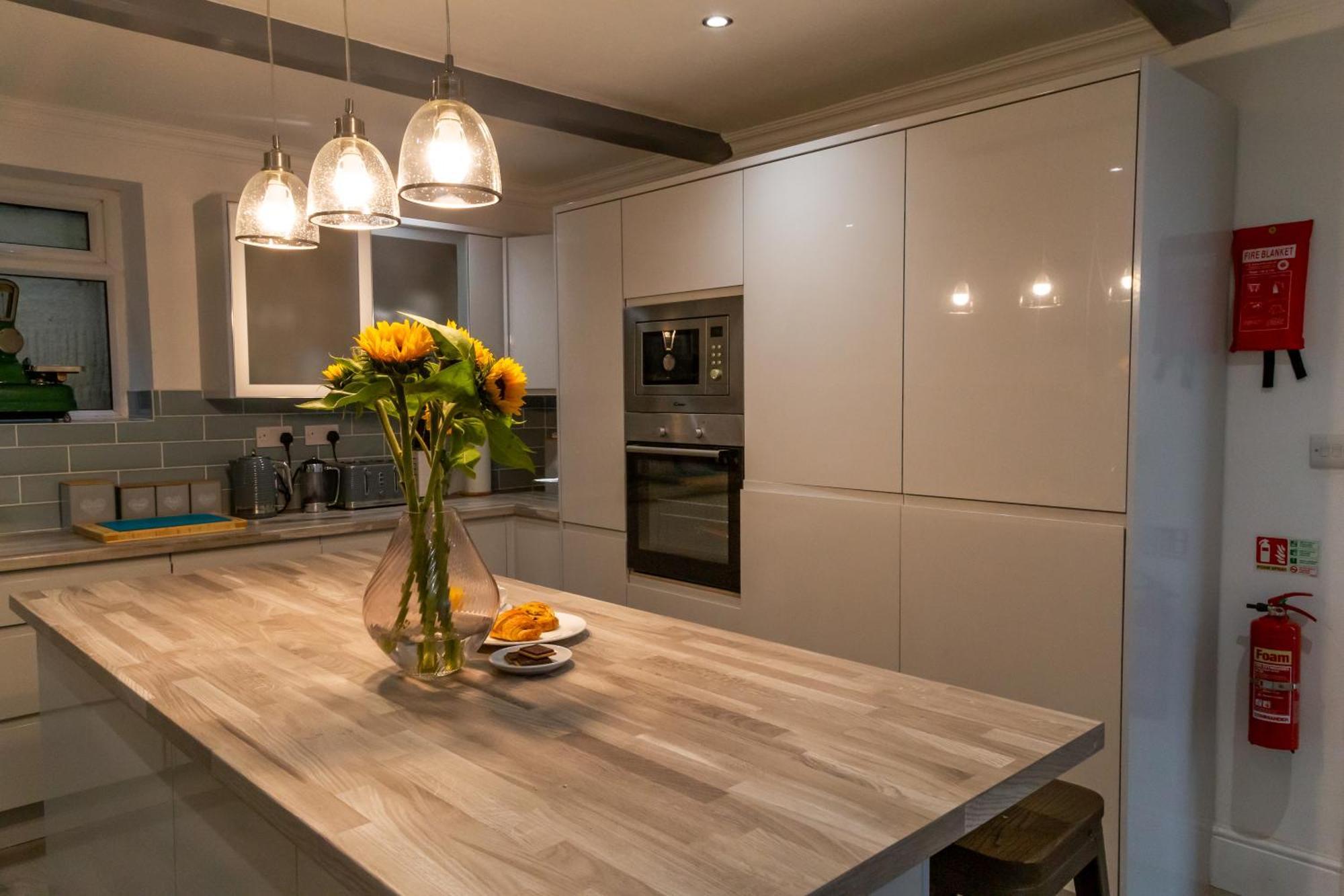Detached Luxury 6 Beds, Super Wi-fi, Easy Parking And Hot-tub Holiday home Baildon