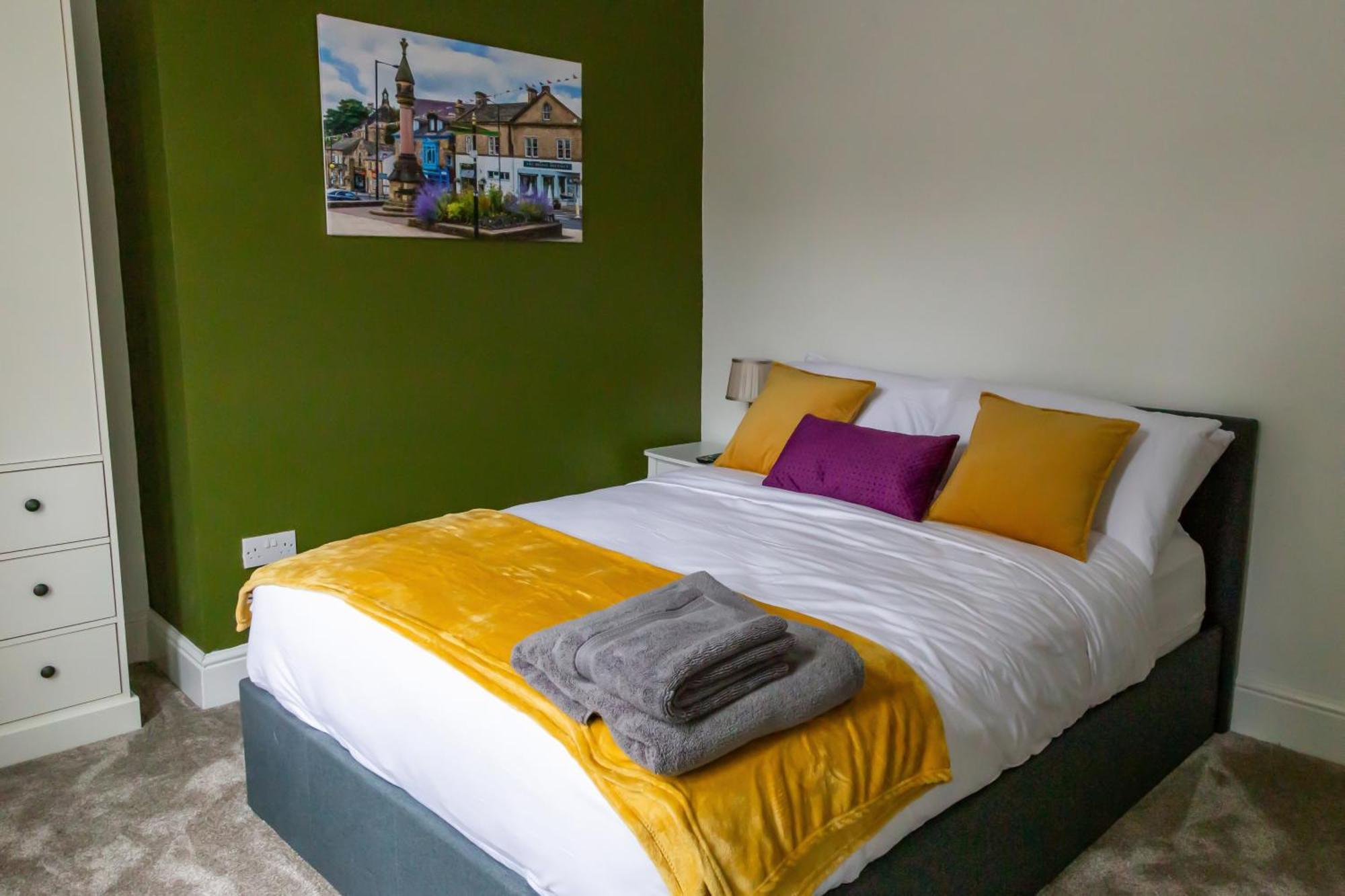 Holiday home Detached Luxury 6 Beds, Super Wi-fi, Easy Parking And Hot-tub *
