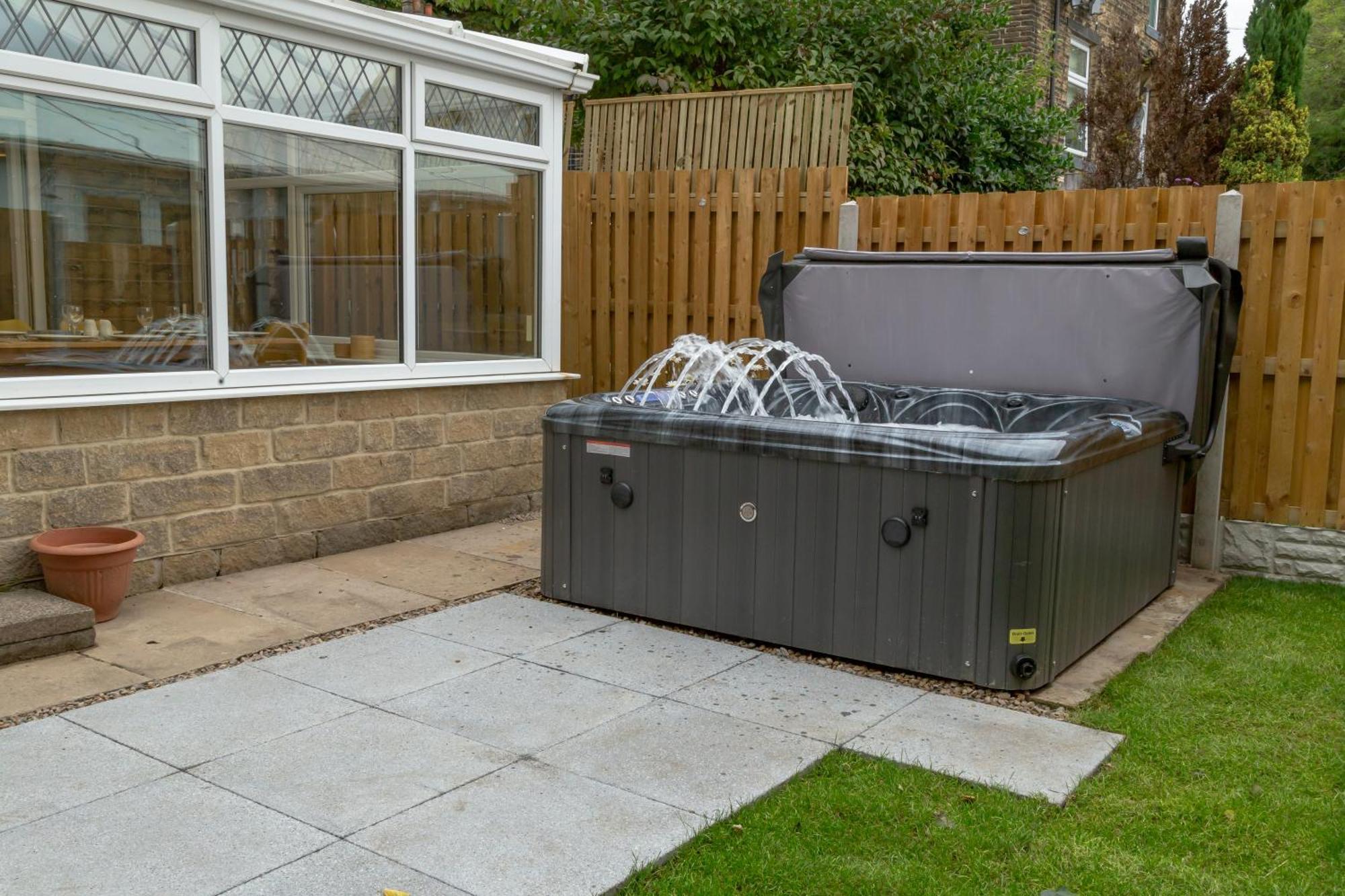 Detached Luxury 6 Beds, Super Wi-fi, Easy Parking And Hot-tub