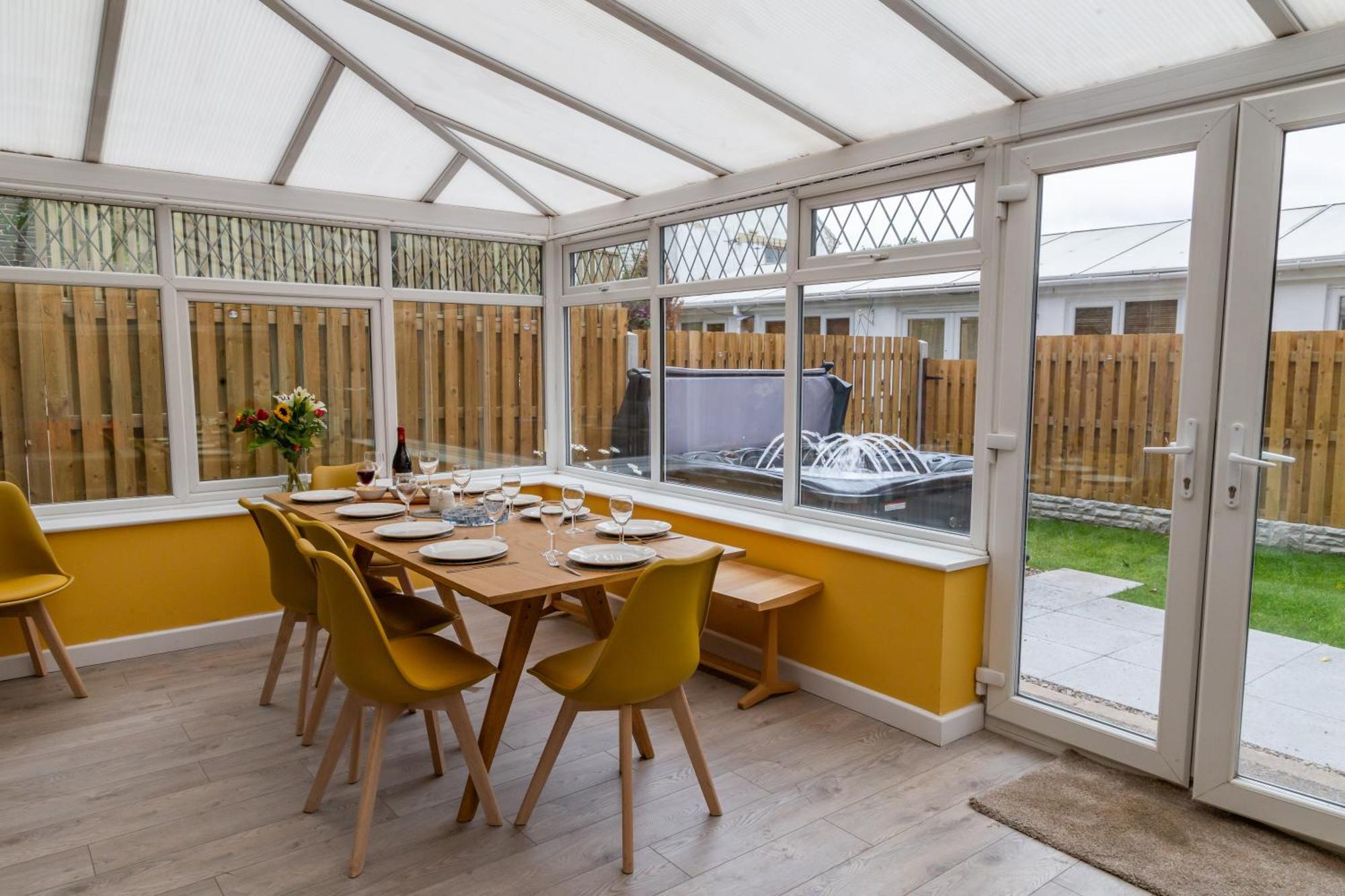 Detached Luxury 6 Beds, Super Wi-fi, Easy Parking And Hot-tub * Baildon