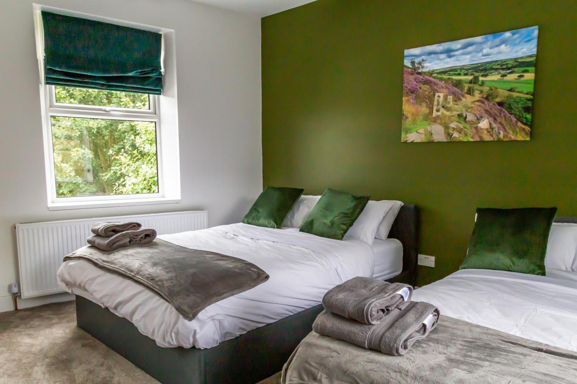 Holiday home Detached Luxury 6 Beds, Super Wi-fi, Easy Parking And Hot-tub *