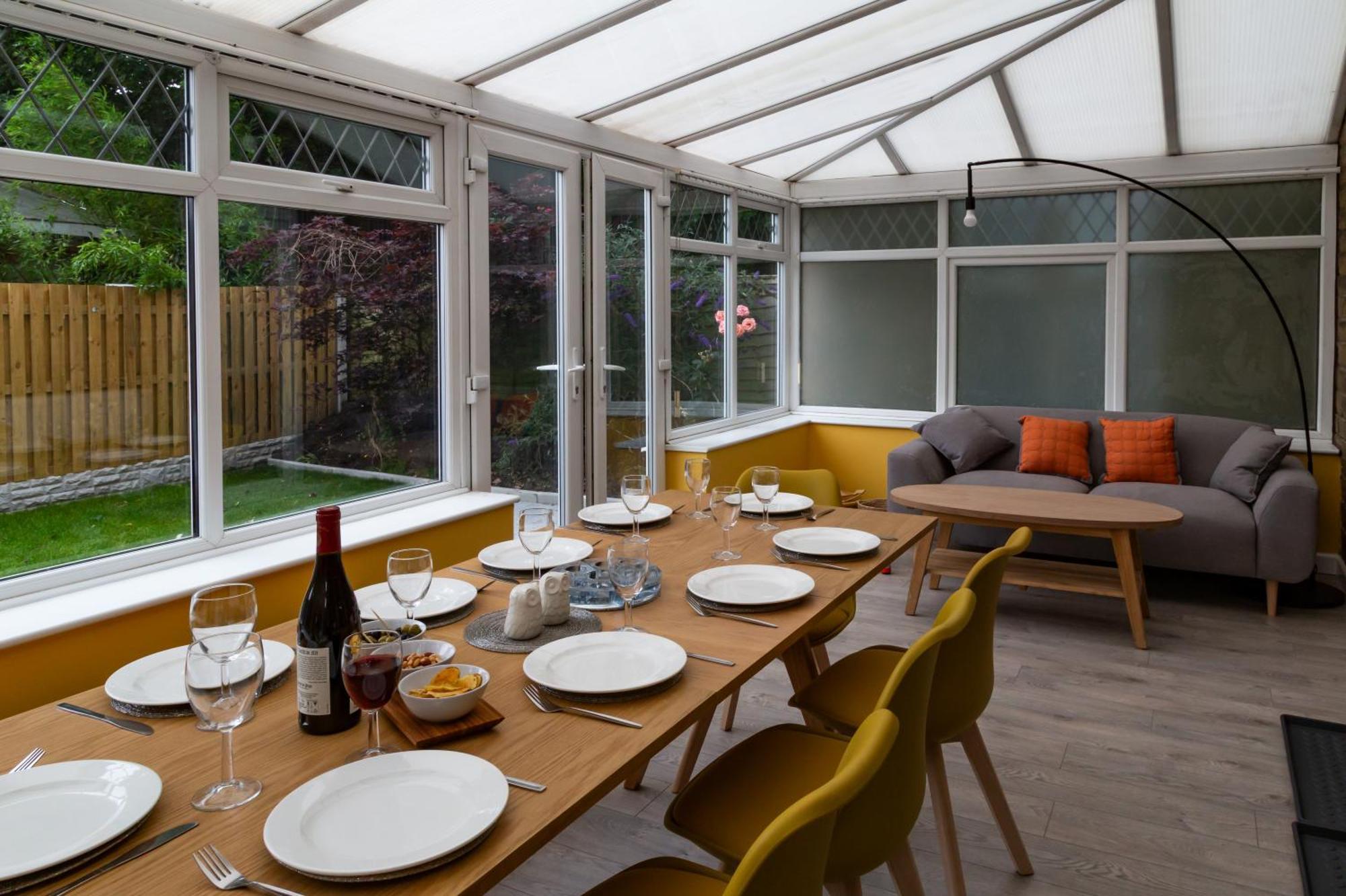 Detached Luxury 6 Beds, Super Wi-fi, Easy Parking And Hot-tub Holiday home *