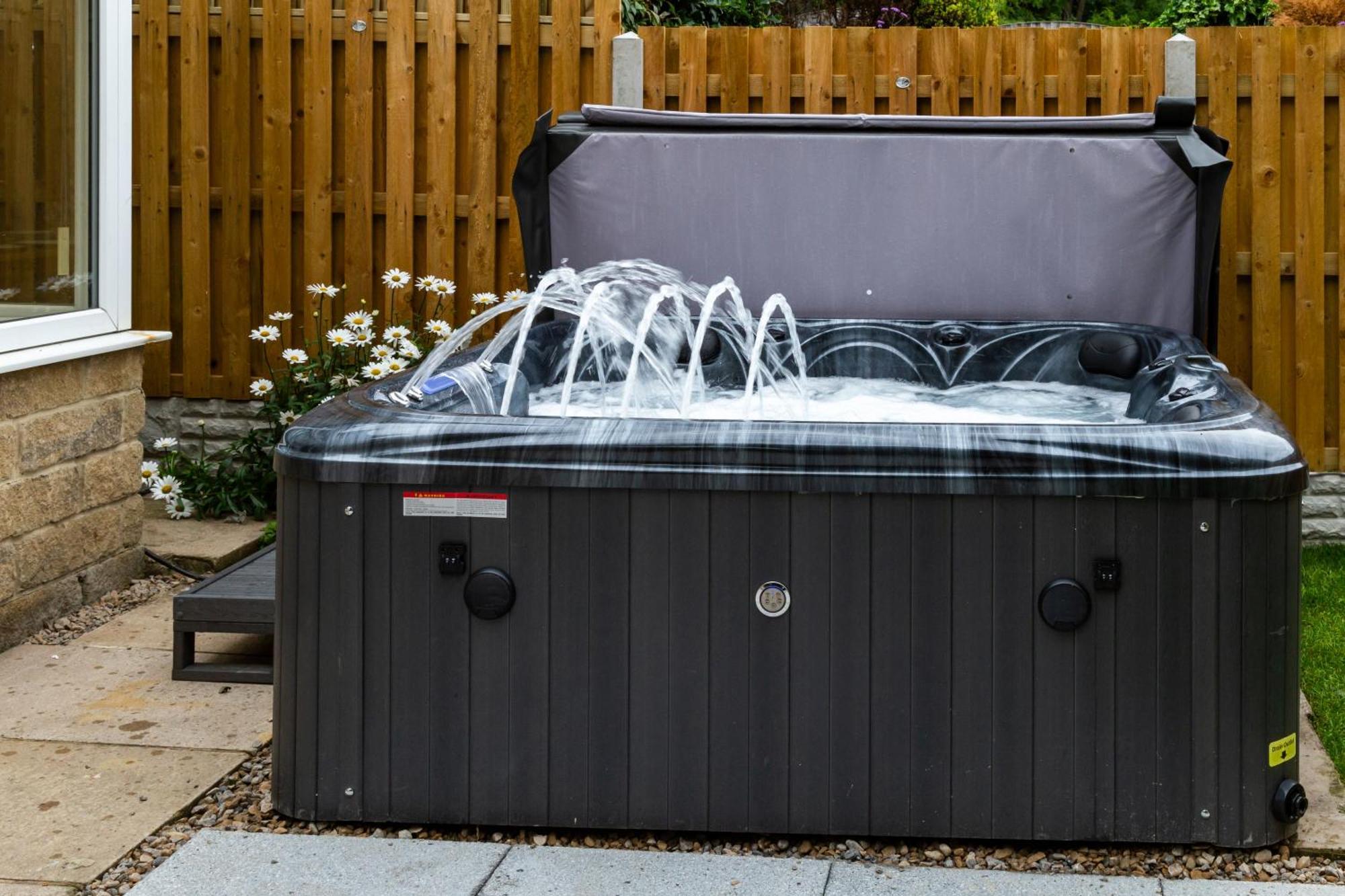 Detached Luxury 6 Beds, Super Wi-fi, Easy Parking And Hot-tub Holiday home Baildon