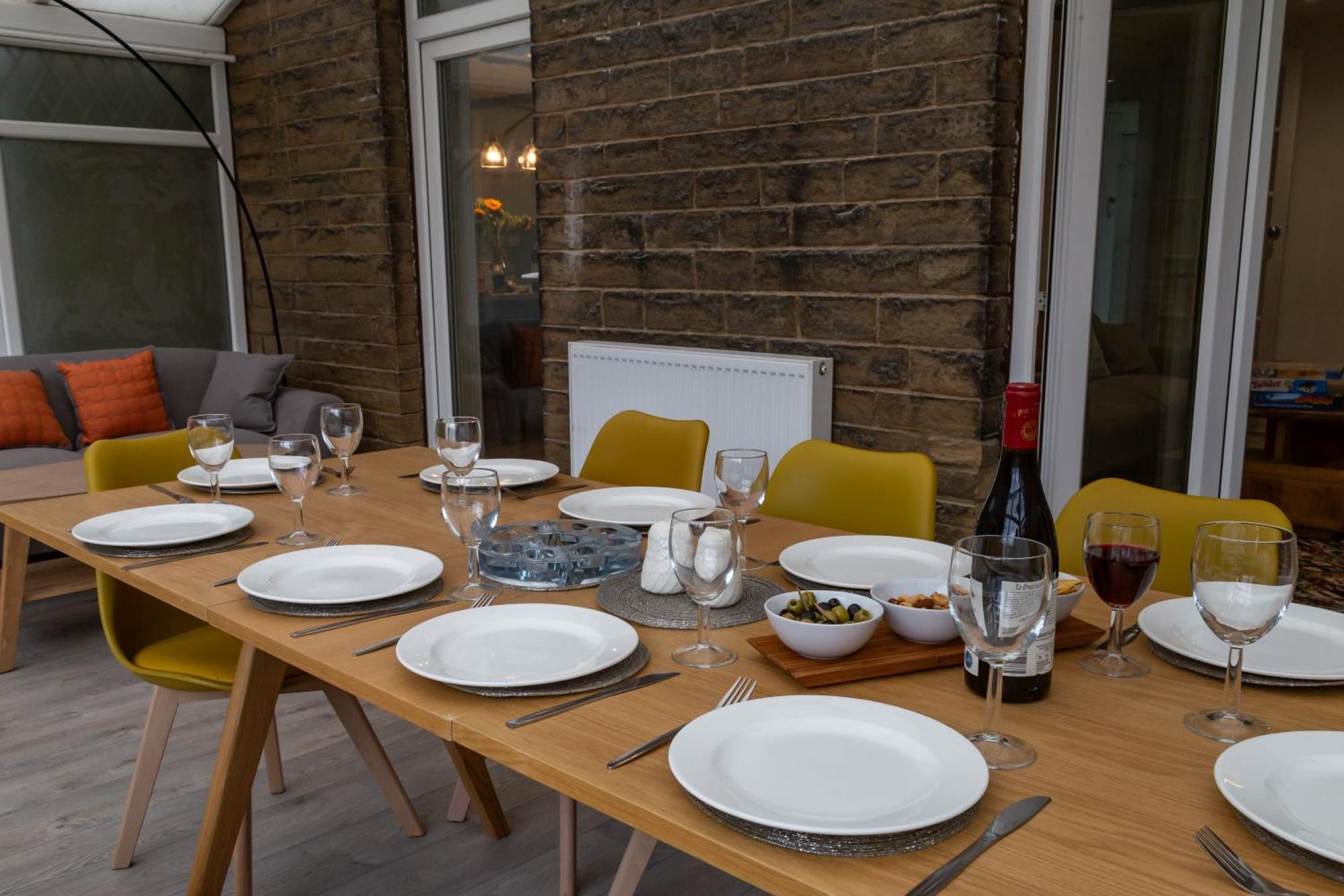 Detached Luxury 6 Beds, Super Wi-fi, Easy Parking And Hot-tub