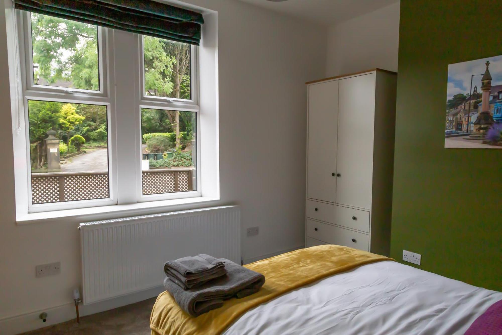 Detached Luxury 6 Beds, Super Wi-fi, Easy Parking And Hot-tub