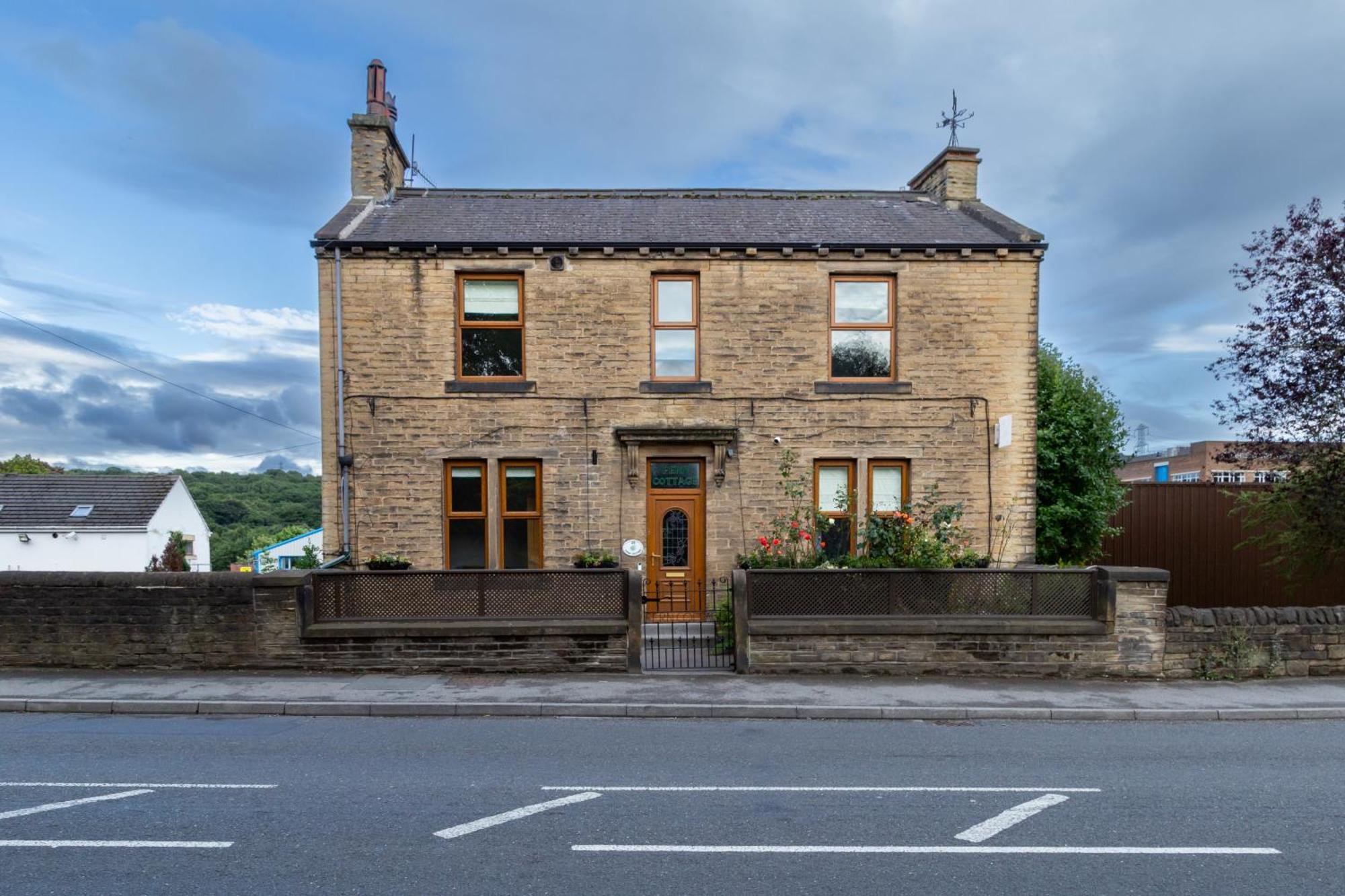 Detached Luxury 6 Beds, Super Wi-fi, Easy Parking And Hot-tub *
