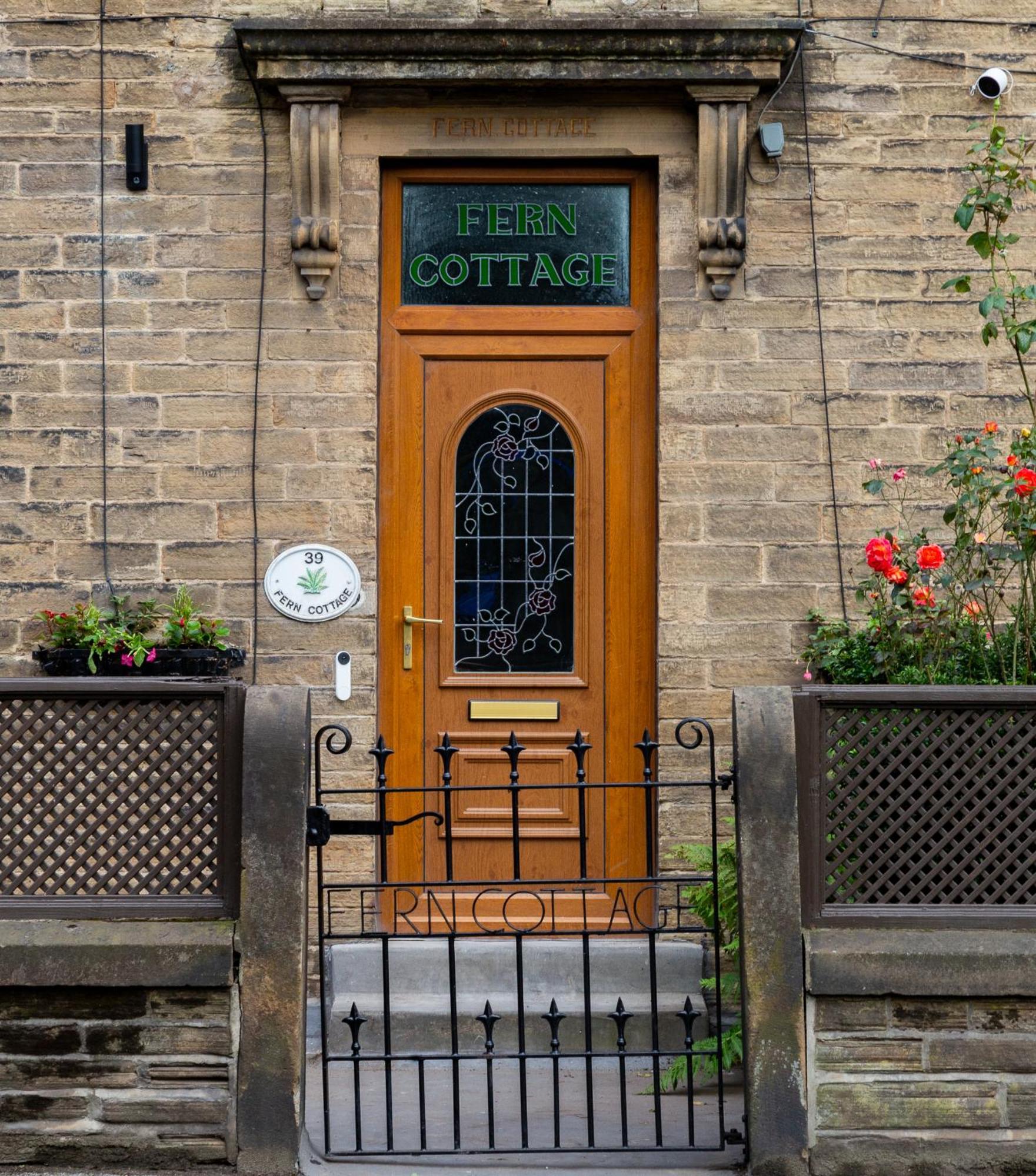 Detached Luxury 6 Beds, Super Wi-fi, Easy Parking And Hot-tub Holiday home
