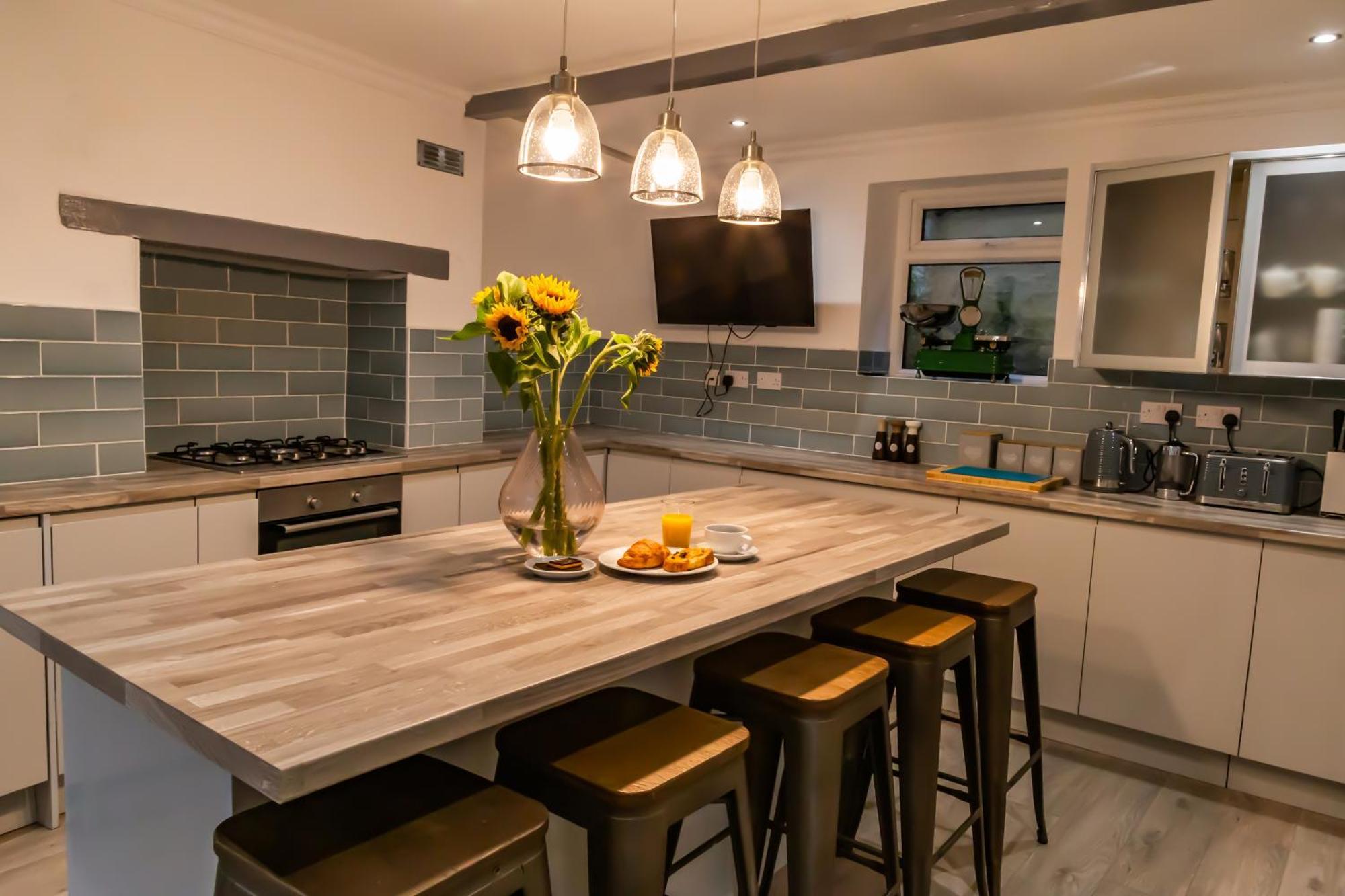 Detached Luxury 6 Beds, Super Wi-fi, Easy Parking And Hot-tub *