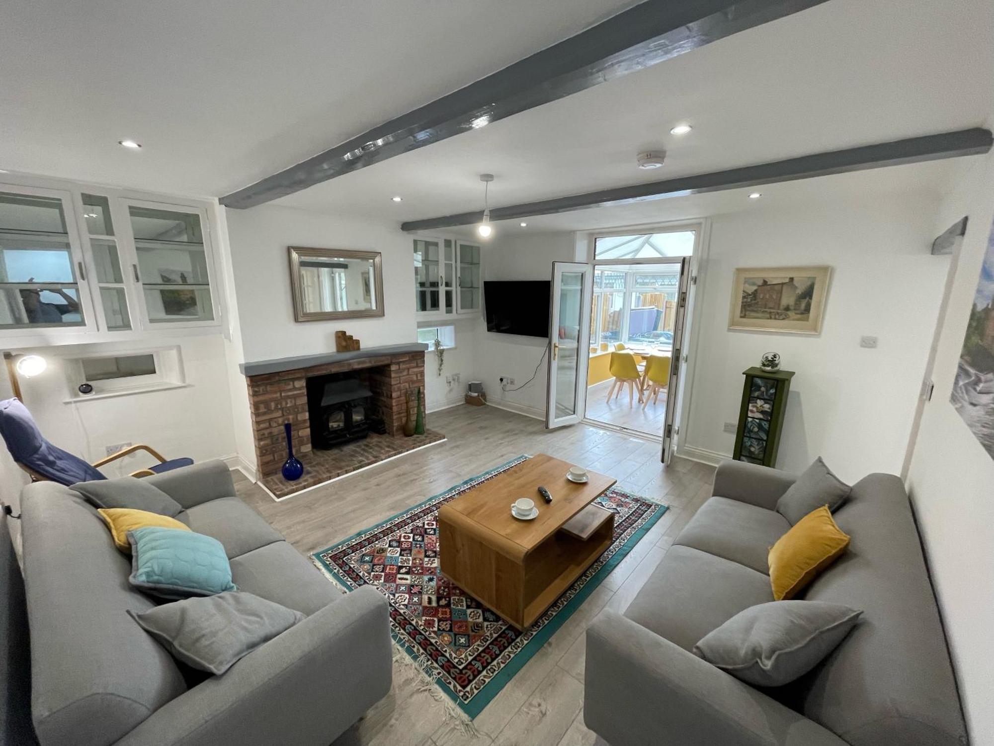 Detached Luxury 6 Beds, Super Wi-fi, Easy Parking And Hot-tub